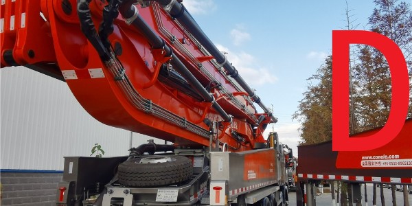 如何清理混凝土泵車的料斗？